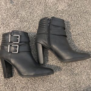 EXPRESS WOMEN’S BLACK RIBBED DOUBLE BUCKLE BOOTIES